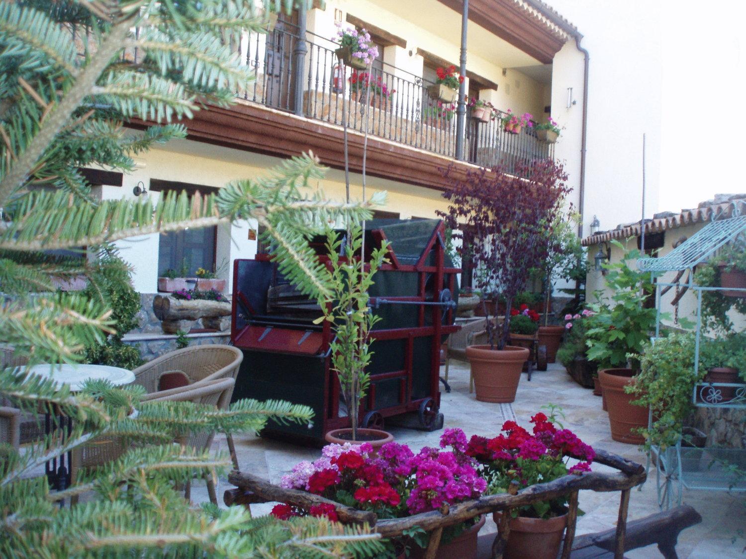 Hostal Restaurante La Muralla Canete  Bagian luar foto