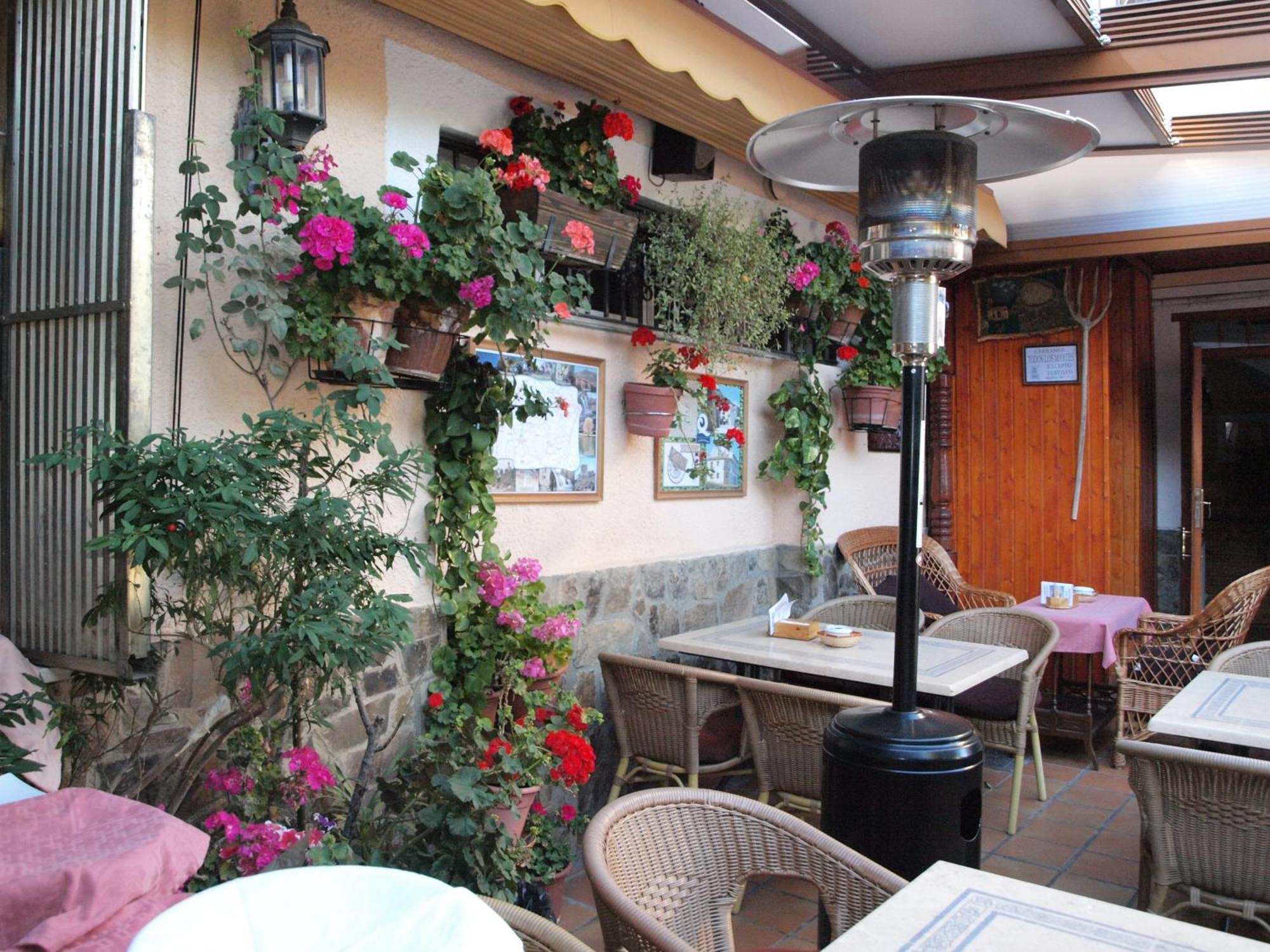 Hostal Restaurante La Muralla Canete  Bagian luar foto