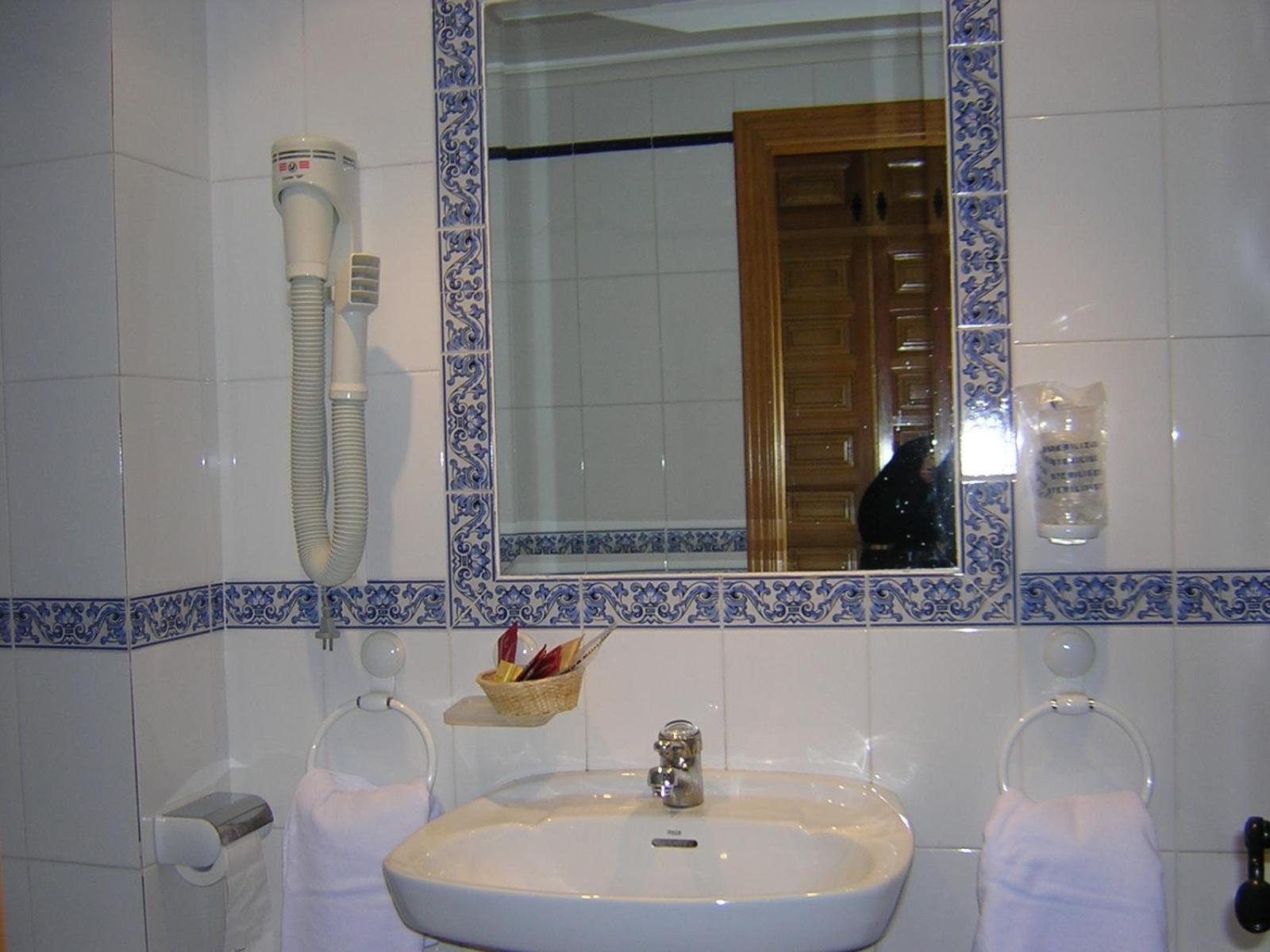 Hostal Restaurante La Muralla Canete  Bagian luar foto