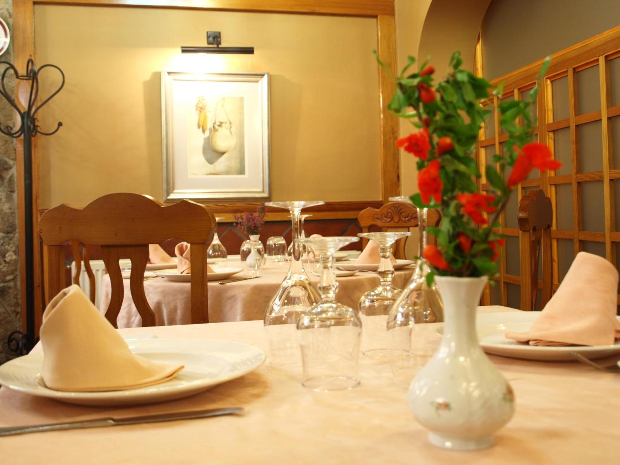 Hostal Restaurante La Muralla Canete  Bagian luar foto