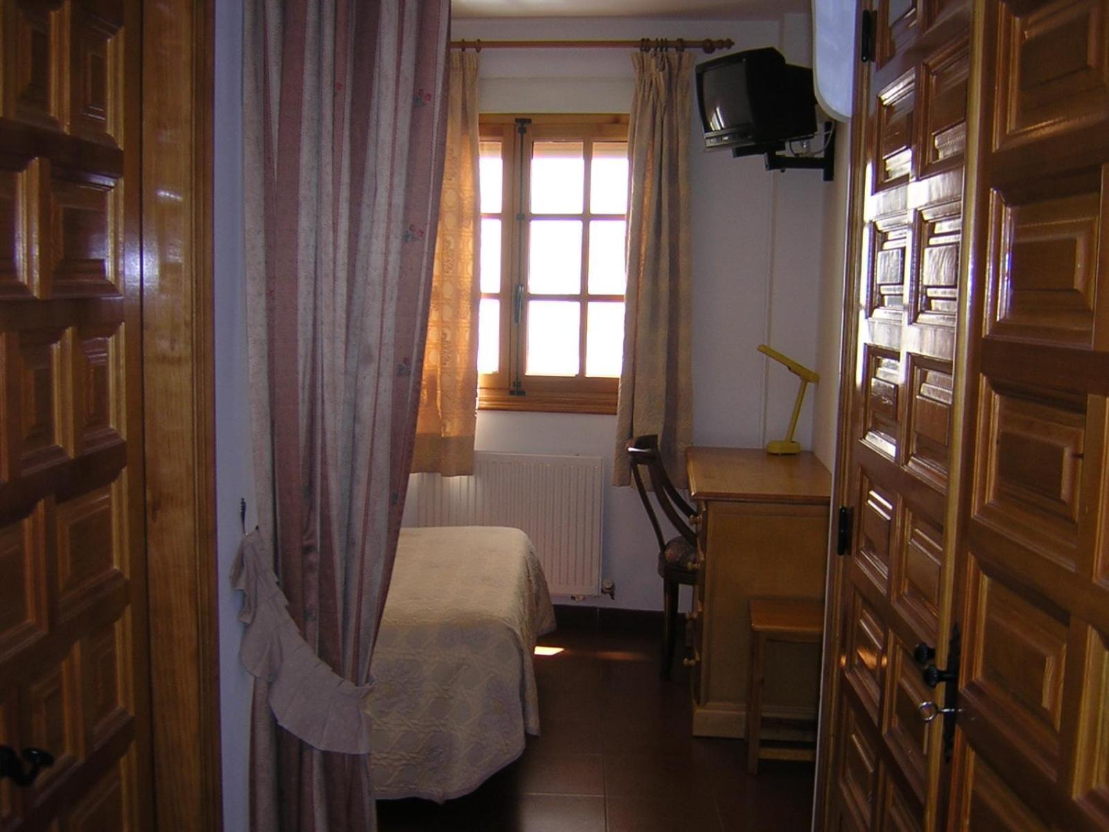 Hostal Restaurante La Muralla Canete  Bagian luar foto