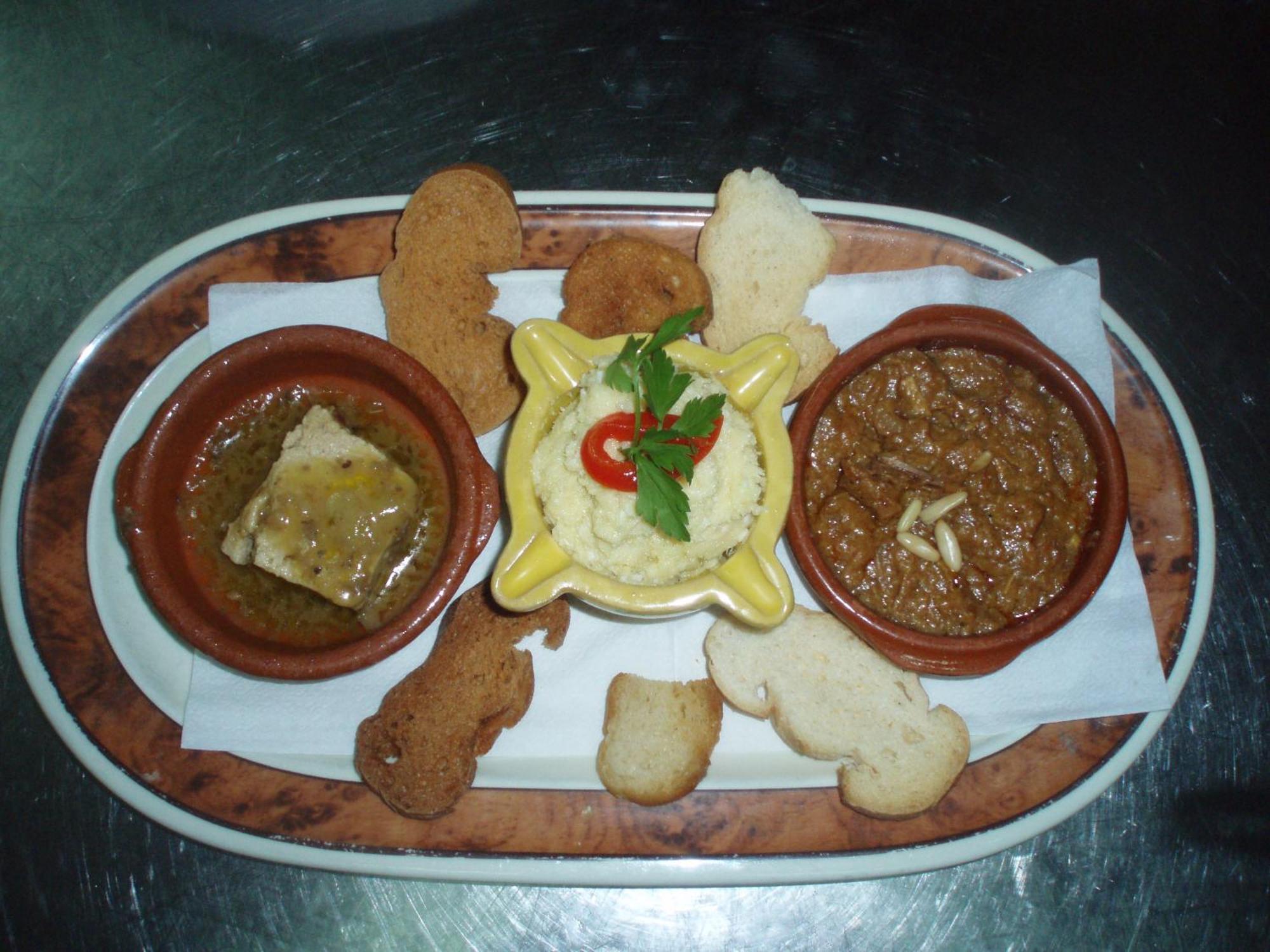 Hostal Restaurante La Muralla Canete  Bagian luar foto