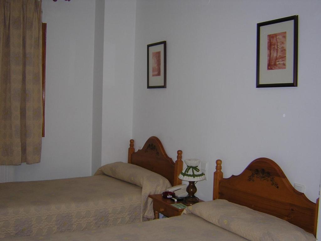 Hostal Restaurante La Muralla Canete  Bagian luar foto