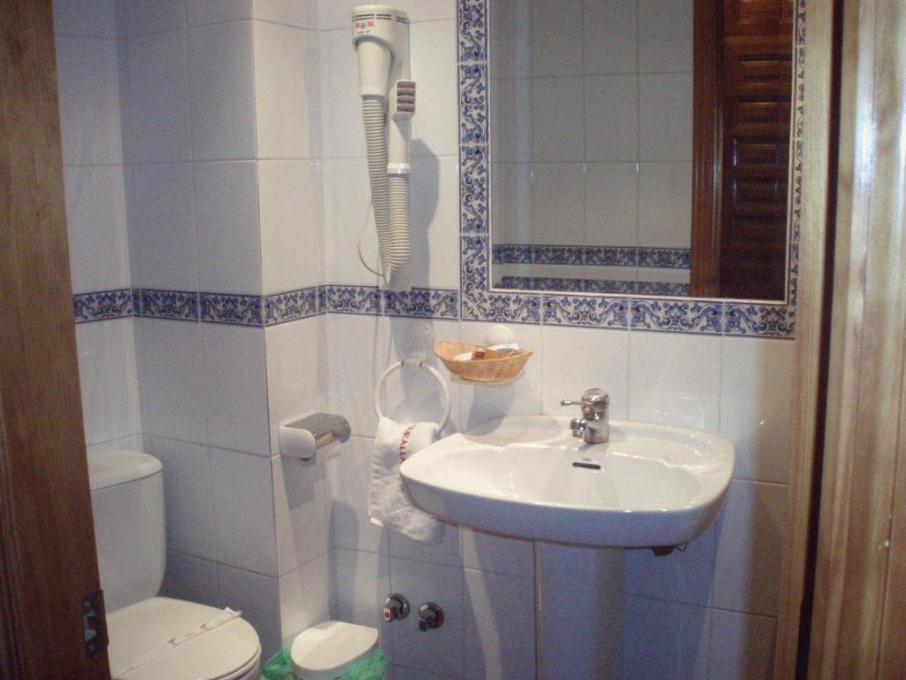 Hostal Restaurante La Muralla Canete  Ruang foto